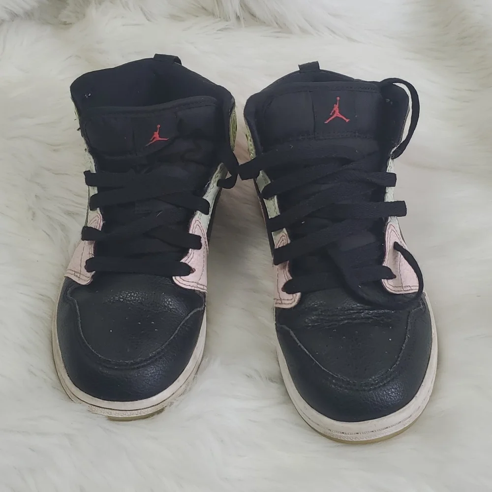 Nike Air Jordan Sneakers Shoes unisex leather size 2Y - Picture 2 of 8